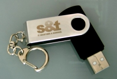 Lasersko graviranje na kovinski usb ključek.